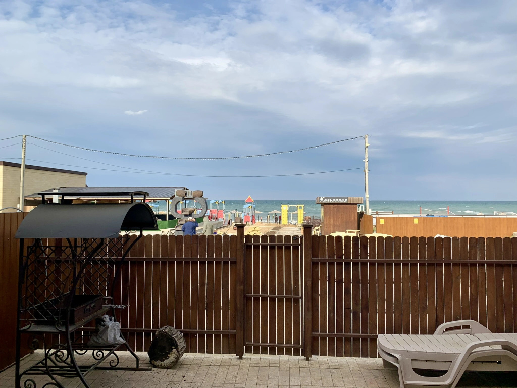 1st Row House by the Sea