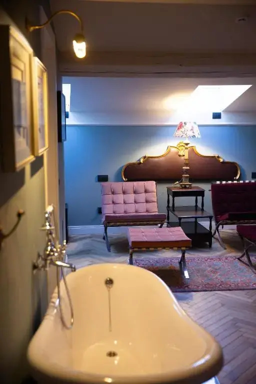 Deluxe Double Suite (full double bed)