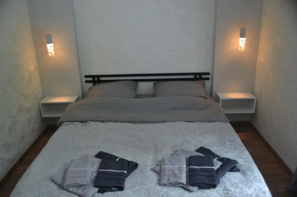 Четырёхместные апартаменты Premium с 3 комнатами с балконом и с видом на горы в Валентина