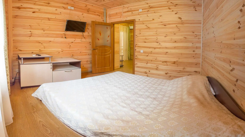 2 Bedrooms Standard Family room with courtyard view