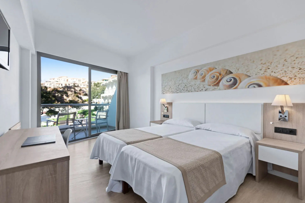 Standard Double room with balcony and with partial sea view (twin beds)