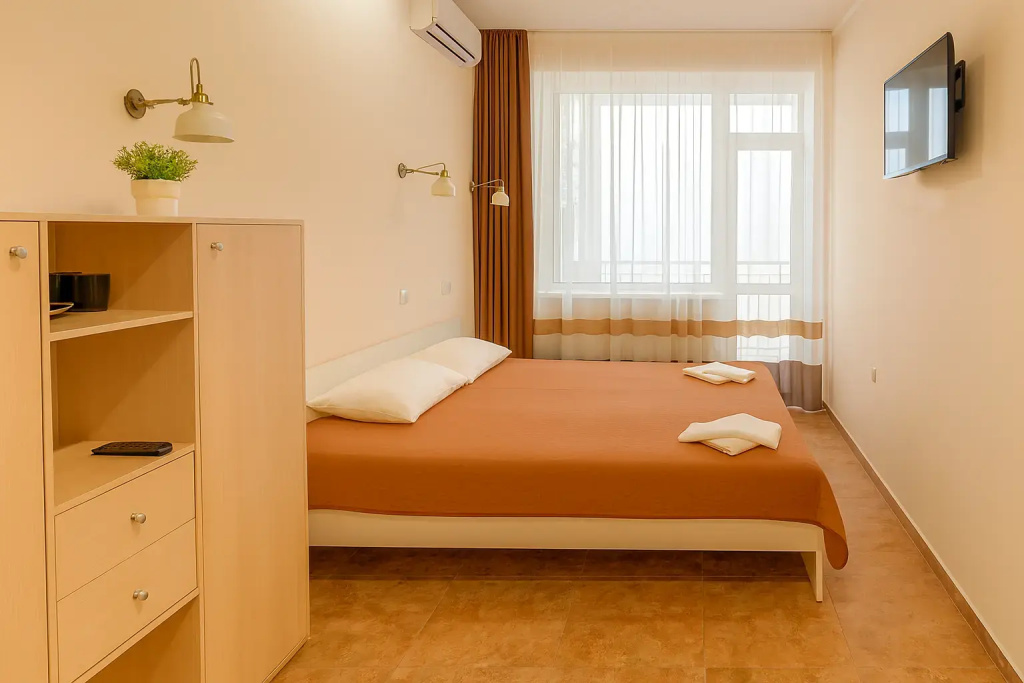 Basic Double room with balcony (full double bed)