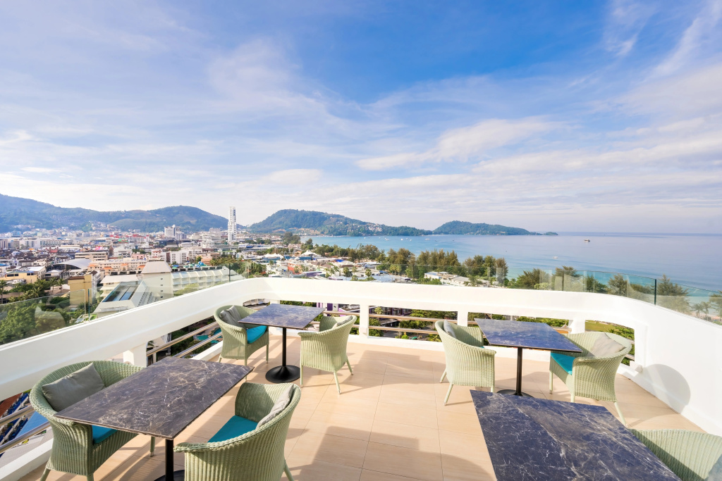 Четырёхместный люкс Royal с балконом и с видом на море в Andaman Beach Suites Hotel