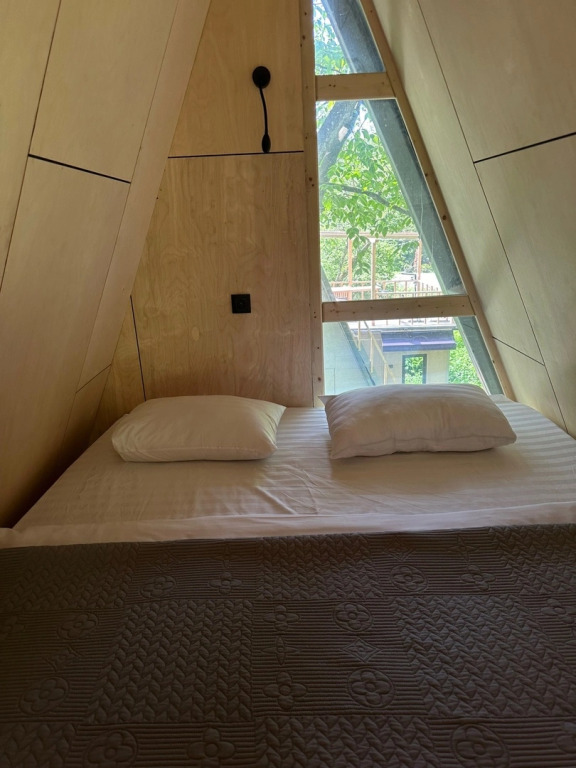 Коттедж с балконом и с красивым видом из окна в Koban Spa Resort