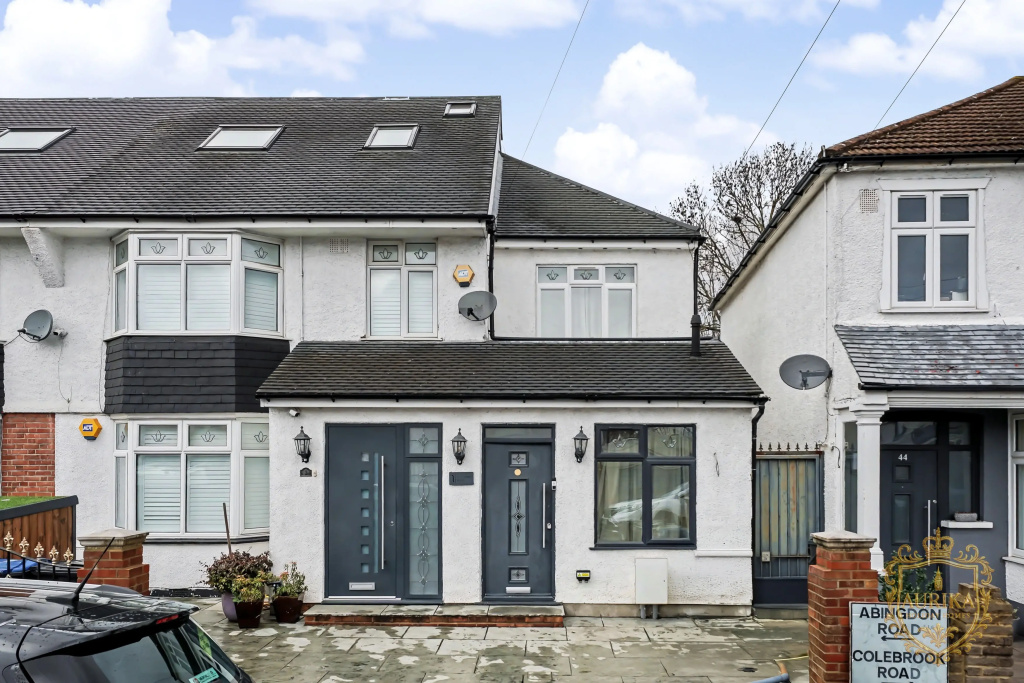 Elegant Stay in London with Private Parking & Patio | 7 mins walk to Norbury Station Flat