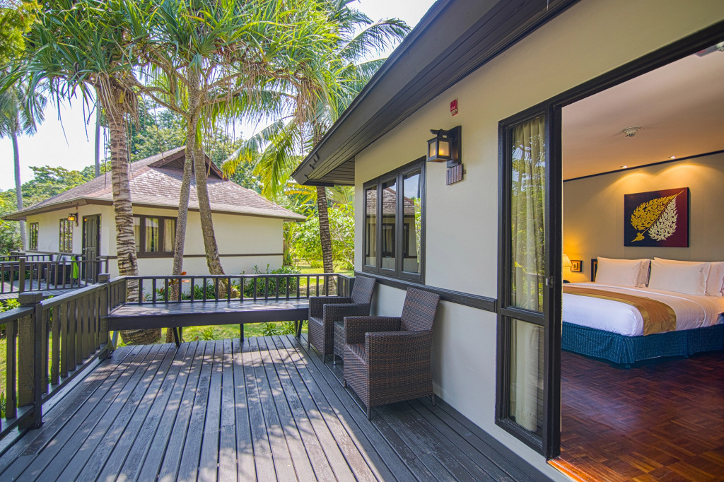 Двухместное бунгало Superior с балконом двуспальная кровать в Phi Phi Holiday Resort – SHA Extra Plus