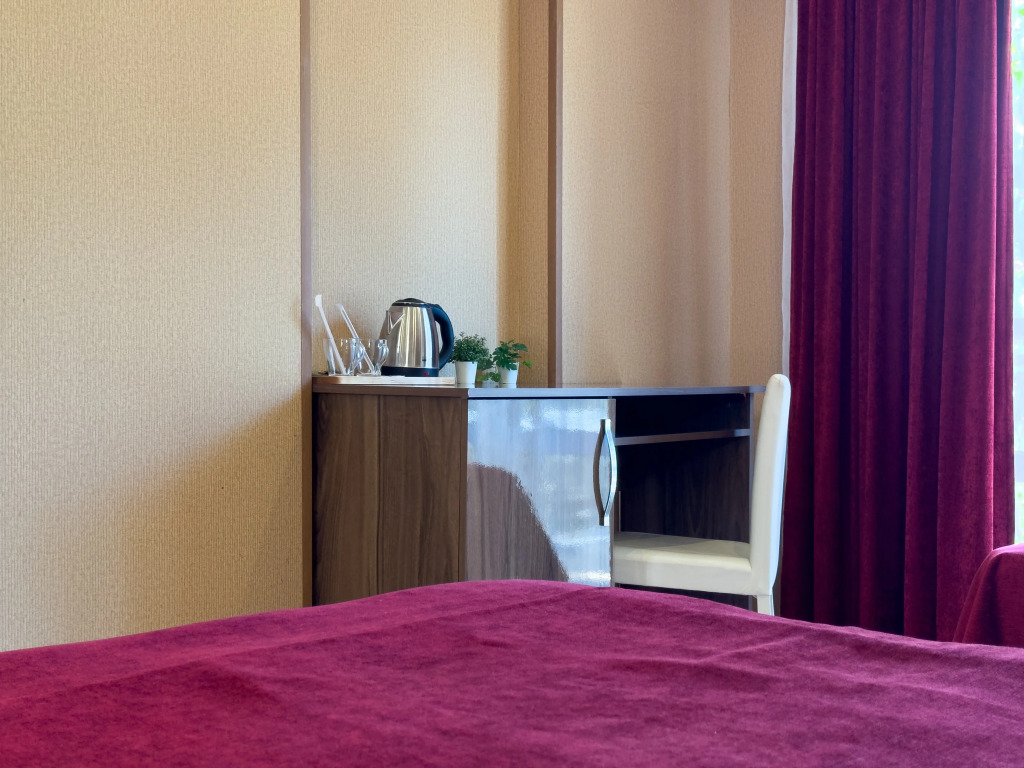 Трёхместный номер Супериор c 1 комнатой с балконом и с красивым видом из окна в Aimara