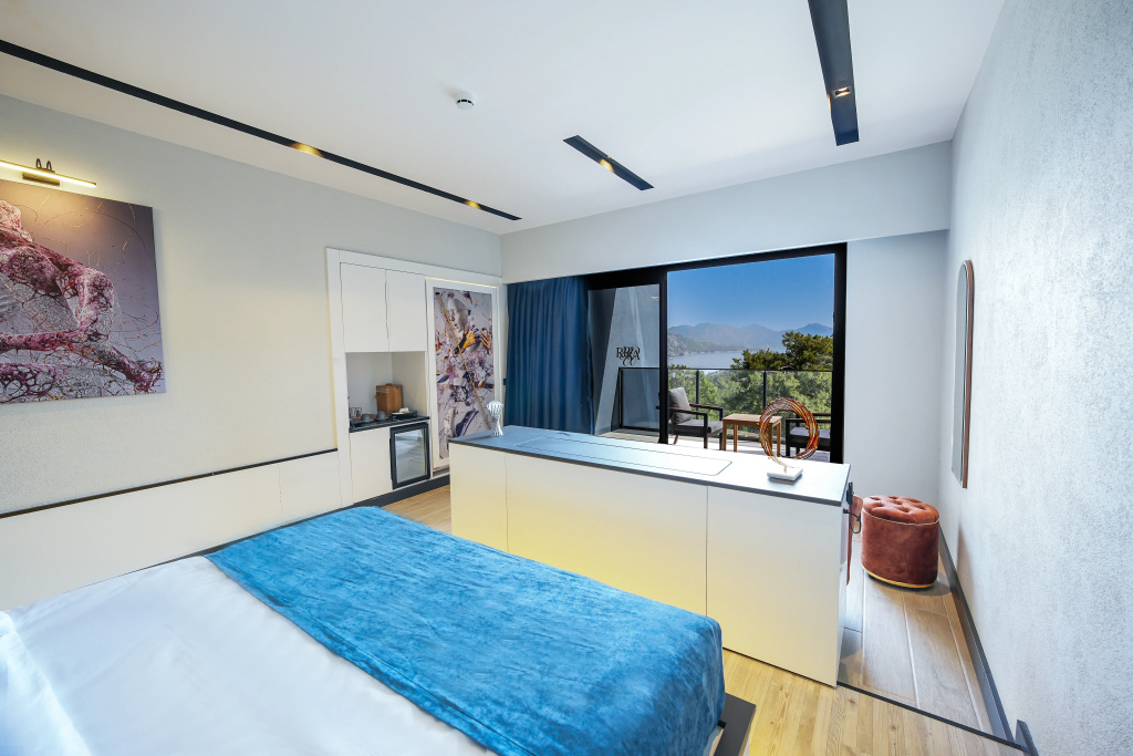 Deluxe room with partial sea view
