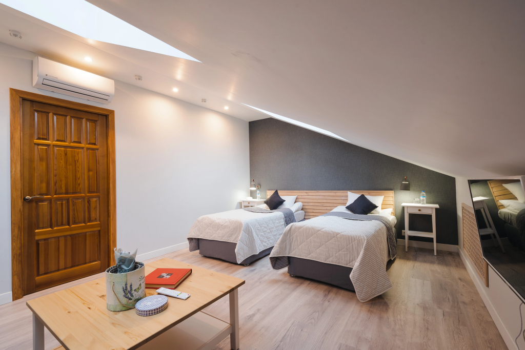 一室高級雙床房 (yī shì gāojí shuāngchuáng fáng)