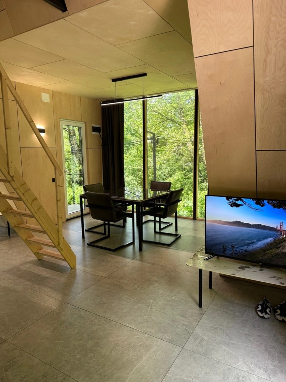 Коттедж с балконом и с красивым видом из окна в Koban Spa Resort