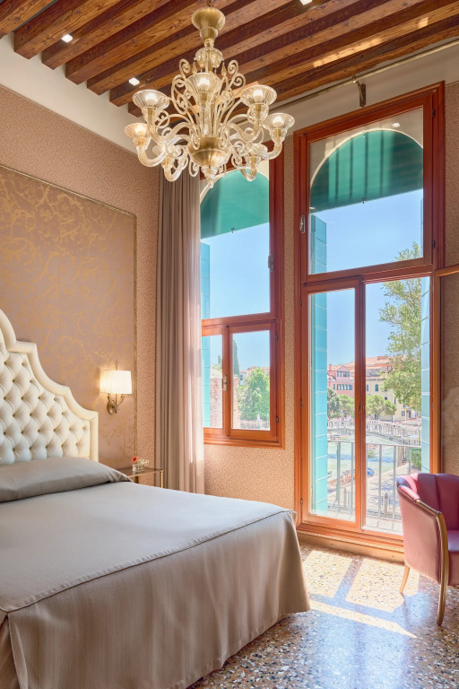 Deluxe Double room with small canal view (full double bed)