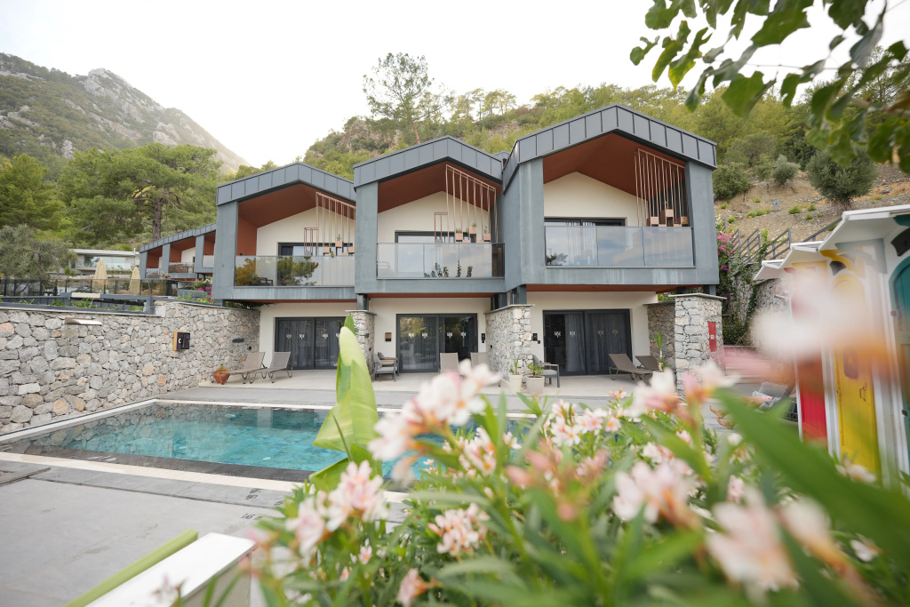 Deluxe with Shared Private Pool room