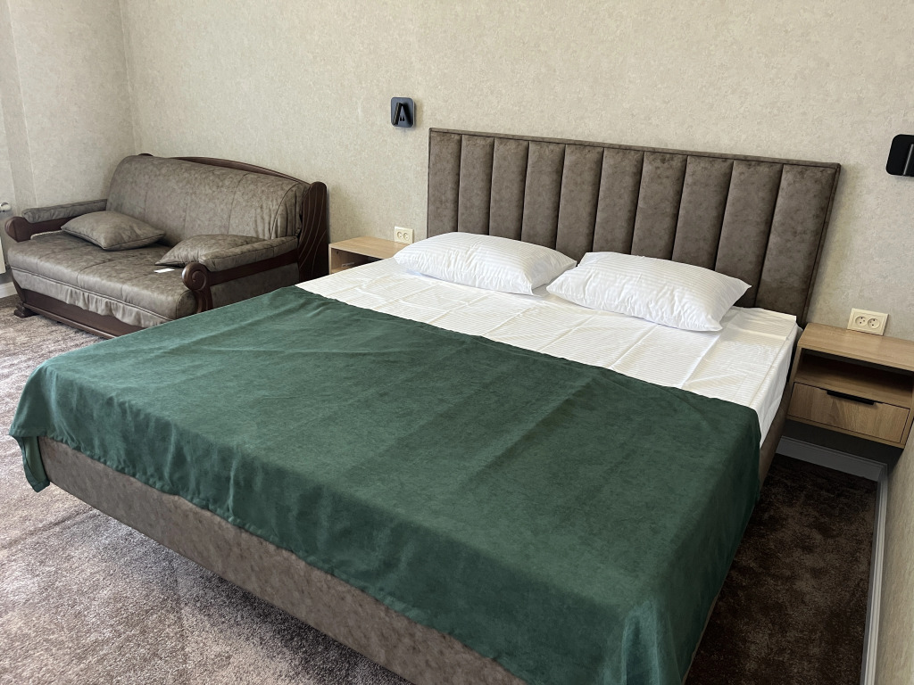 Четырёхместный номер Deluxe с балконом и с видом на бассейн в Отель Столица