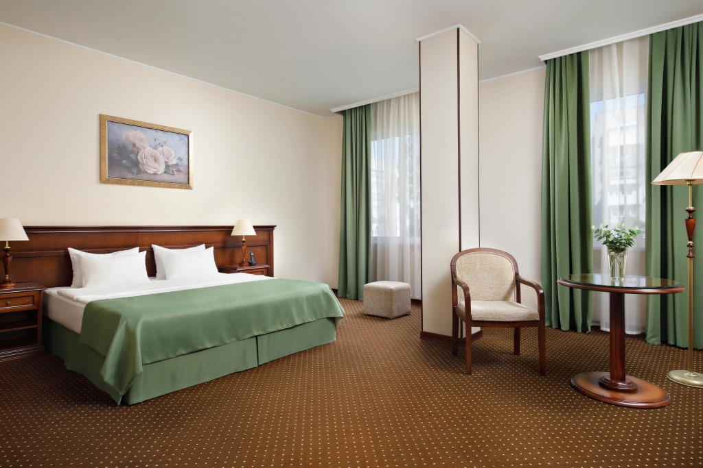 Red Royal by Undersun Hotel Room Type - City Studio full double bed