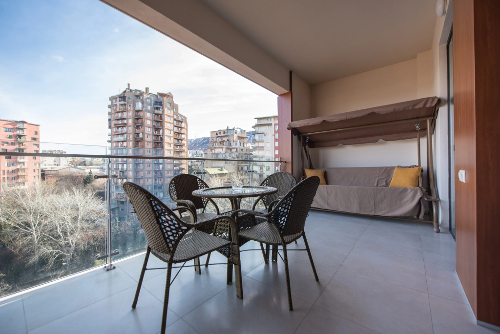 S Prostornoy Terrasoy i Vidom na Park Apartments