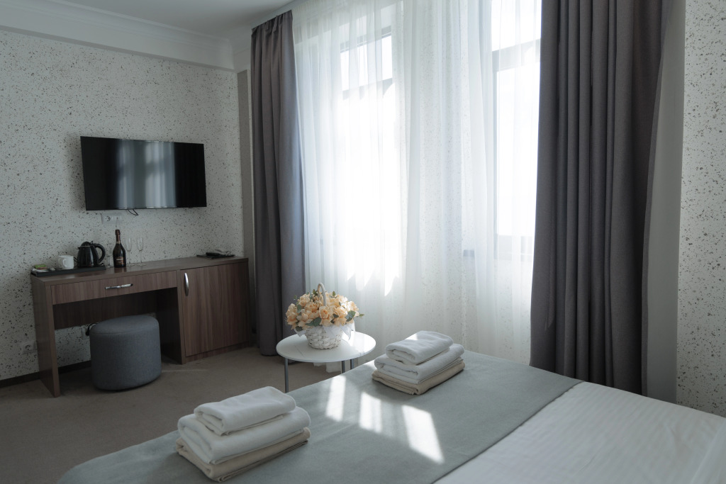 Двухместный полулюкс с балконом и с видом на море двуспальная кровать в Нарт