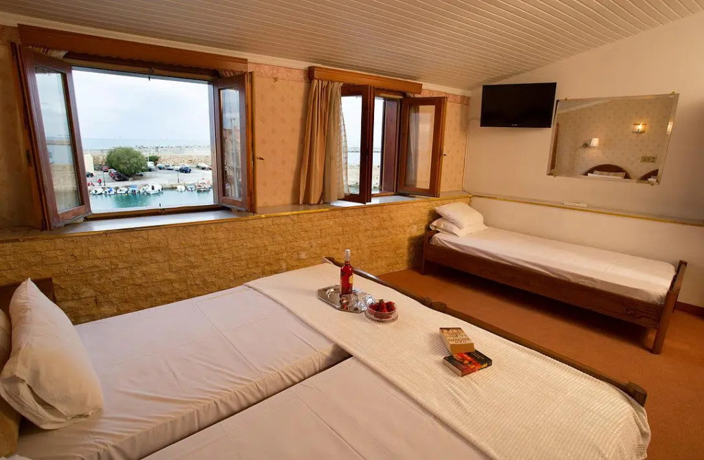 Standard Triple room with sea view