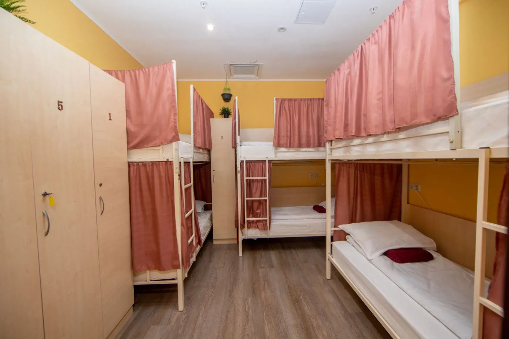 2 Beds in 6-Bed Dorm
