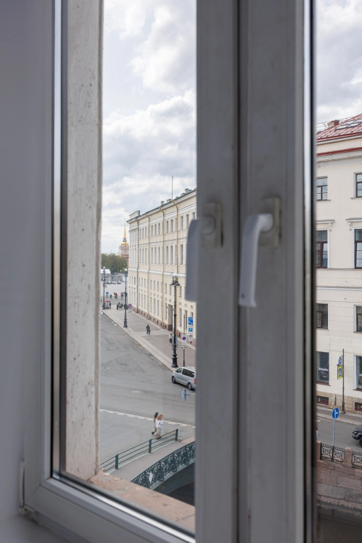 Апартаменты у Дворцовой с видом на набережную реки Мойка 8 гостей — фото