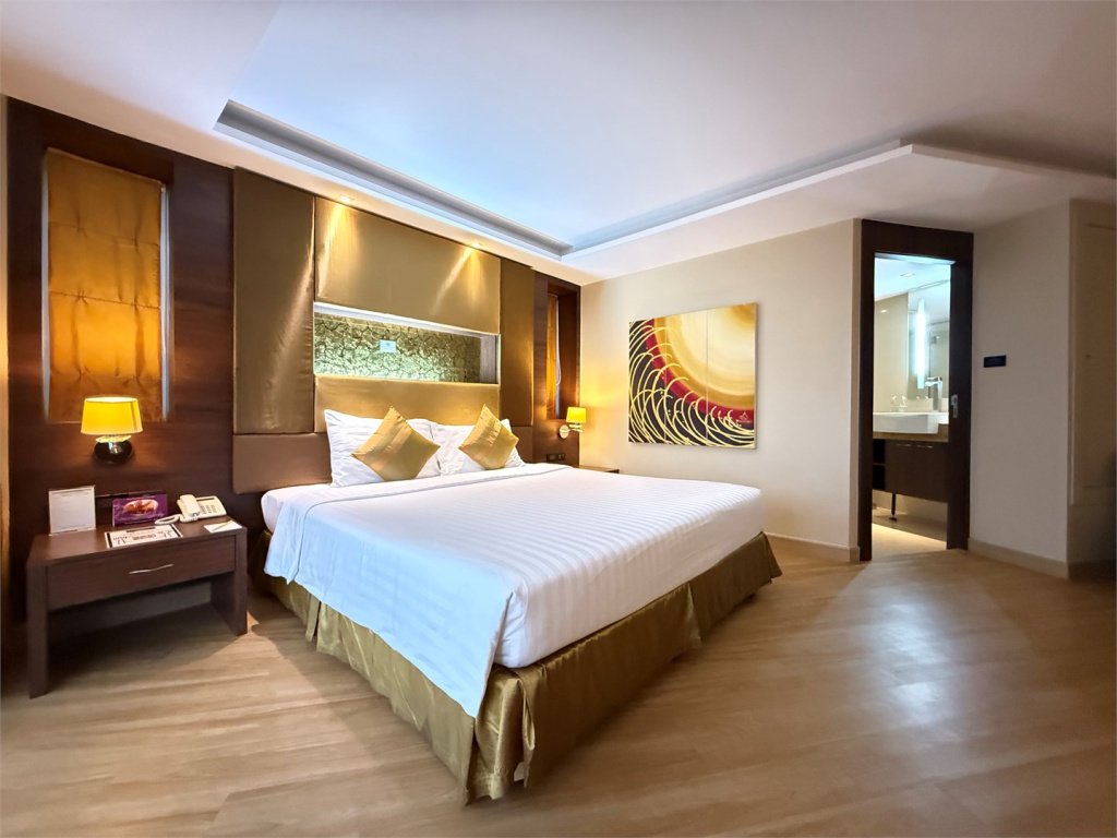 Deluxe Corner Double room with balcony and with city view (full double bed)