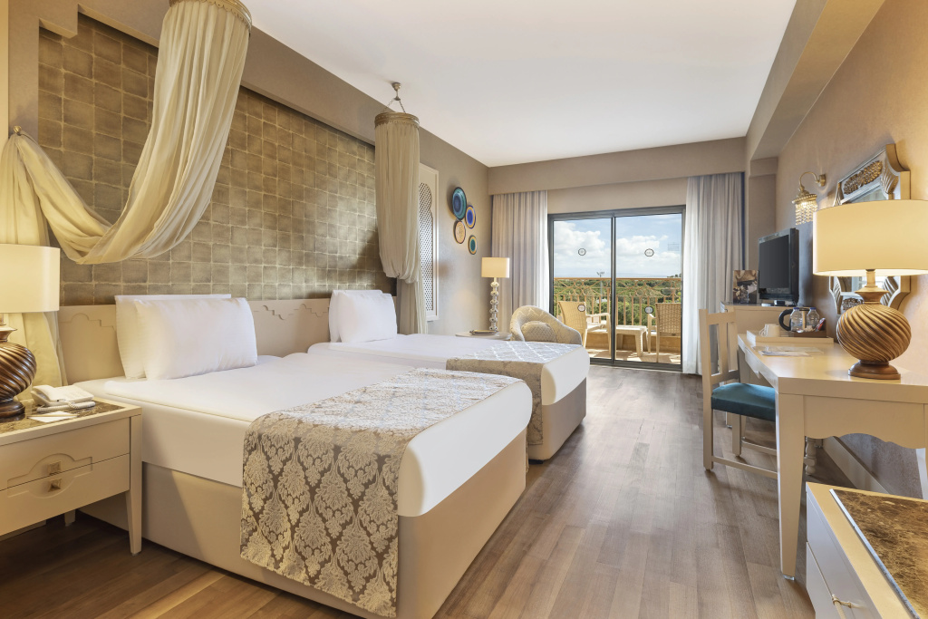 Standard room with balcony and with land view