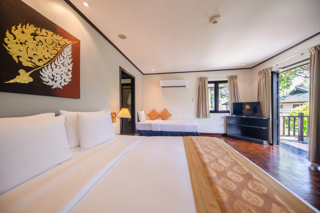 Двухместное бунгало с балконом и с видом на сад двуспальная кровать в Phi Phi Holiday Resort – SHA Extra Plus