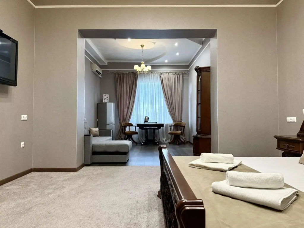 Bridge  Hotel Room Type - Deluxe Double Suite full double bed