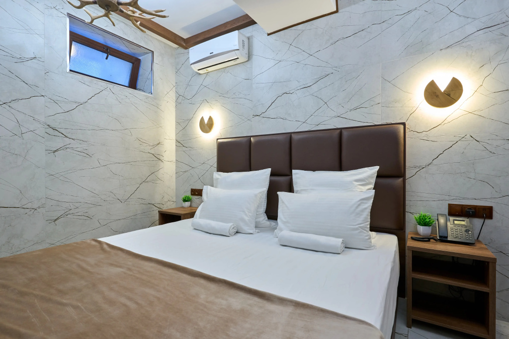 Astra De Rosa Hotel Room Type - Economy No Window Double Basement room full double bed