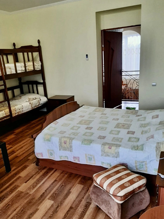 Четырёхместный номер Standard с балконом и с красивым видом из окна в Гостевой дом