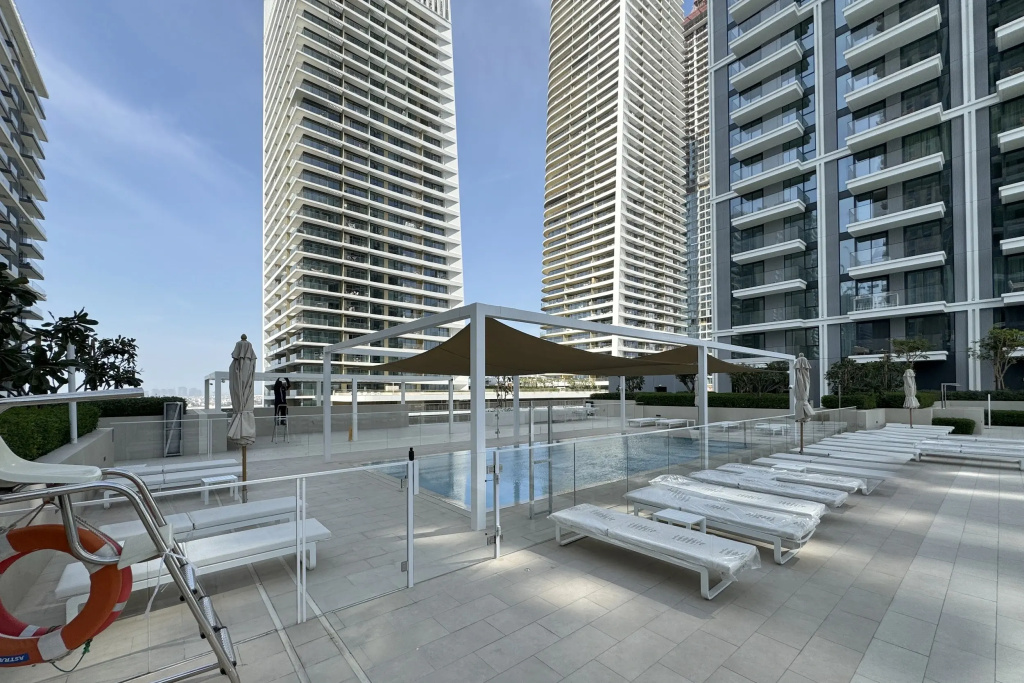 Modern 1BR in Beach Mansion with Pool and Gym Apartments