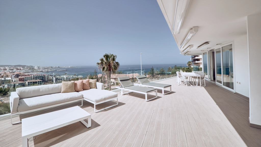 2 Bedrooms Extra Large Room Elegance Serenity Suite with partial sea view