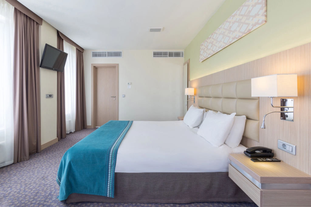 Nesterov Plaza Hotel Room Type - Suite with view full double bed