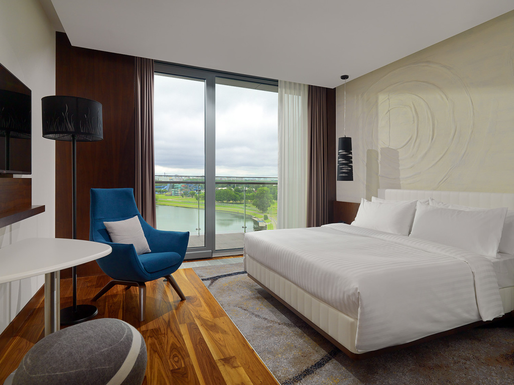 Двухместный номер Classic с балконом и с видом на реку двуспальная кровать в Minsk Marriott Hotel