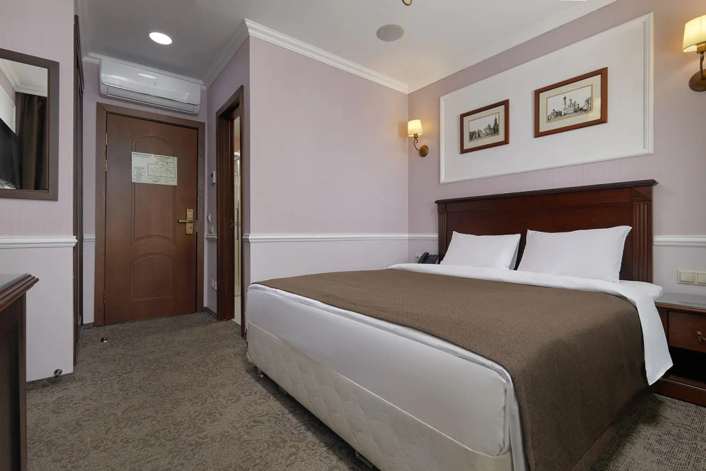 Staryij Gorod Hotel - Tap to explore photos