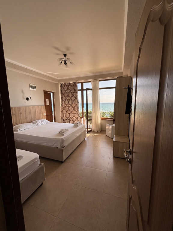 Трёхместный номер Deluxe с балконом и с видом на море в Мини-отель Leon Beach Hotel