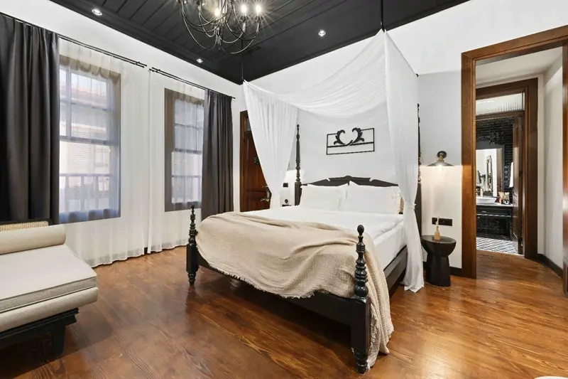 Deluxe Double room (full double bed)