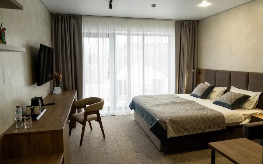 Superior Double Suite with mountain view (full double bed)