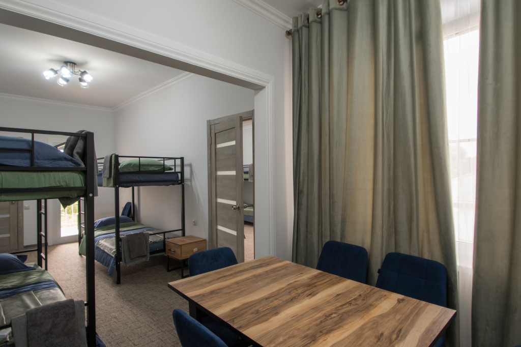 Кровать в общем номере с балконом и с красивым видом из окна в Rodnik village&SPA