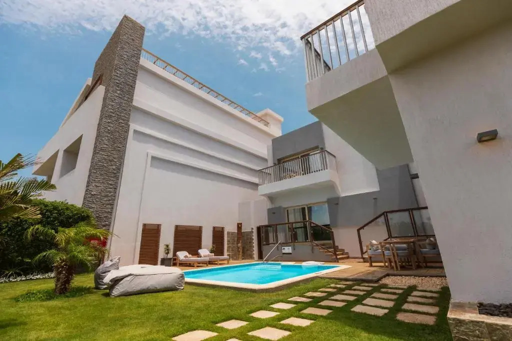 Люкс Posh Club Pool с балконом в Sunrise Crystal Bay Resort