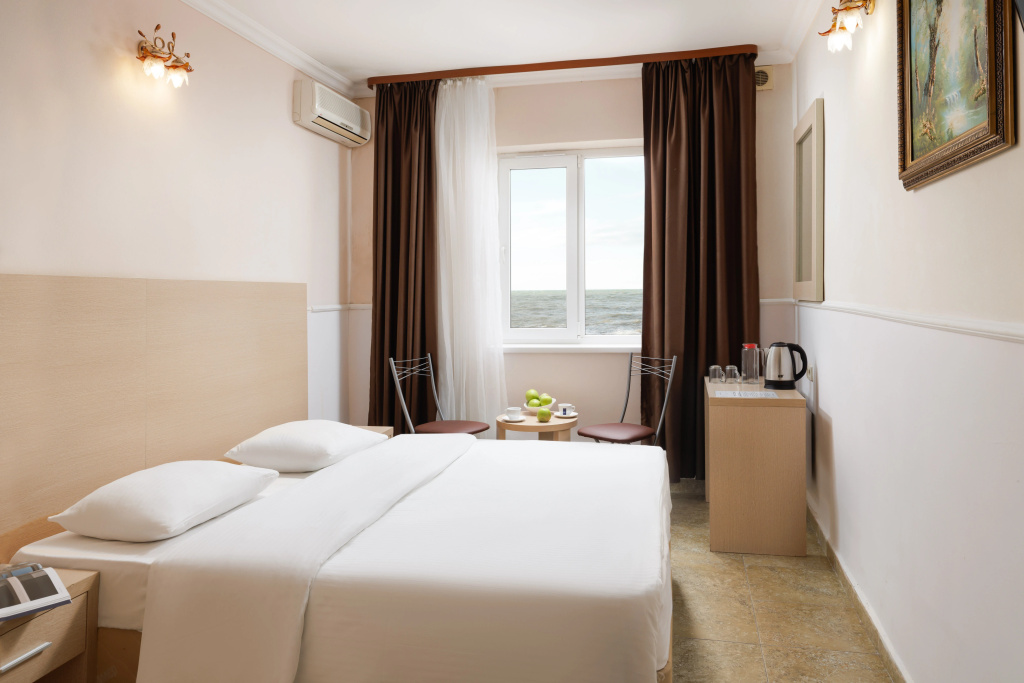 Double room with sea view (full double bed)