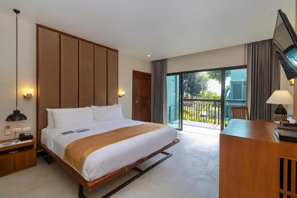 Четырёхместная студия семейная Hilltop с балконом и с видом на закат в Phi Phi Holiday Resort – SHA Extra Plus