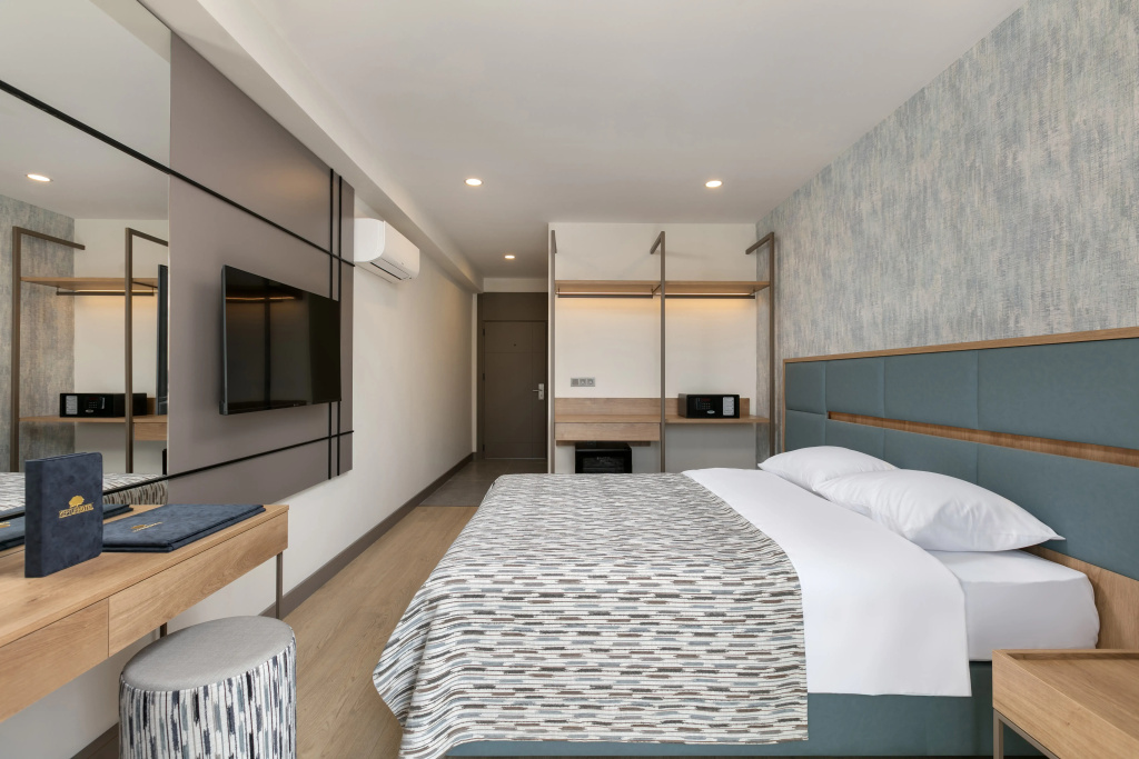 Standard Double room with park view (full double bed)