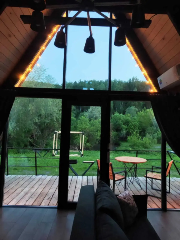 Шале двухэтажный А-фрейм с панорамным остеклением и террасой - фото 4