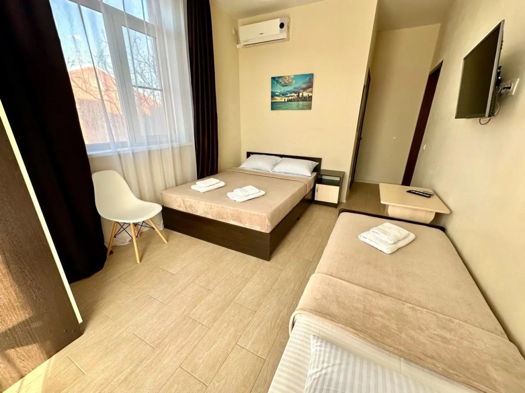 Трёхместный номер Comfort с балконом и с видом на горы в Людмила
