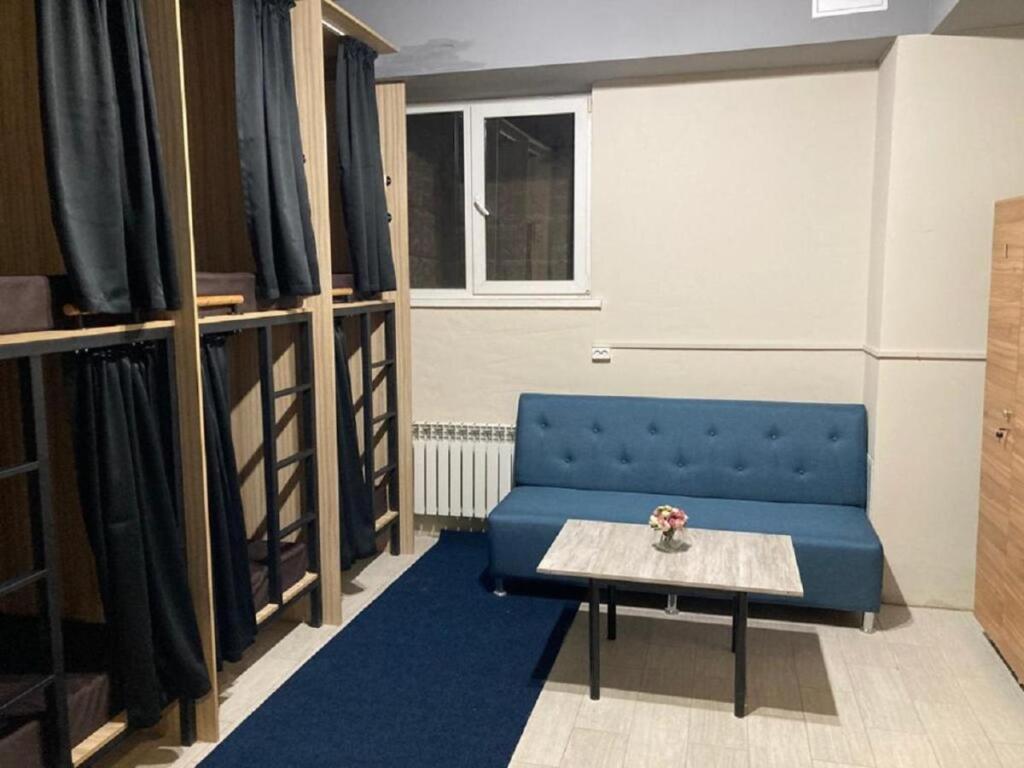 Кровать в общем номере (мужской номер) в Sky Boston
