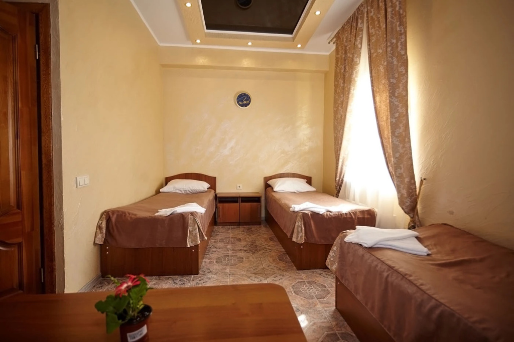 Standard Triple room with courtyard view