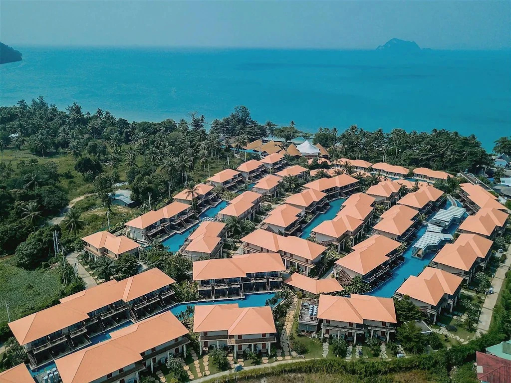 Blue Bay Beach Resort - Access to Pool and Beach-Phuket & Krabi