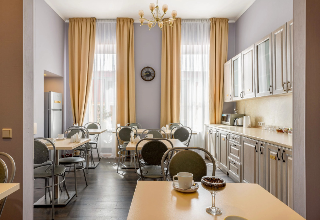 Соло на набережной реки Мойки 82