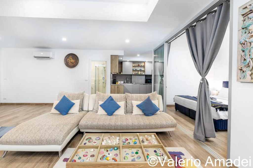 Люкс с 2 комнатами с балконом и с красивым видом из окна в Апартаменты OMNIA  Phuket - Waterfront Karon