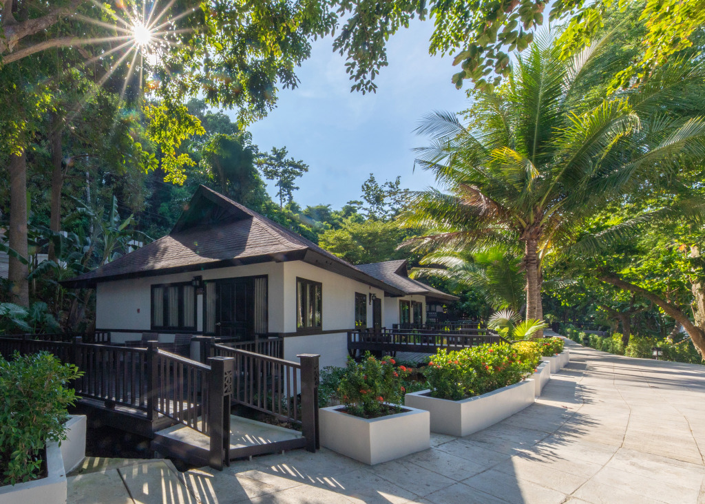 Двухместное бунгало Superior с балконом двуспальная кровать в Phi Phi Holiday Resort – SHA Extra Plus
